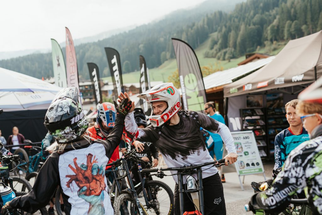 Elias Schwärzer mit Fans beim BIKE Festival Saalfelden Leogang (© Delius Klasing)