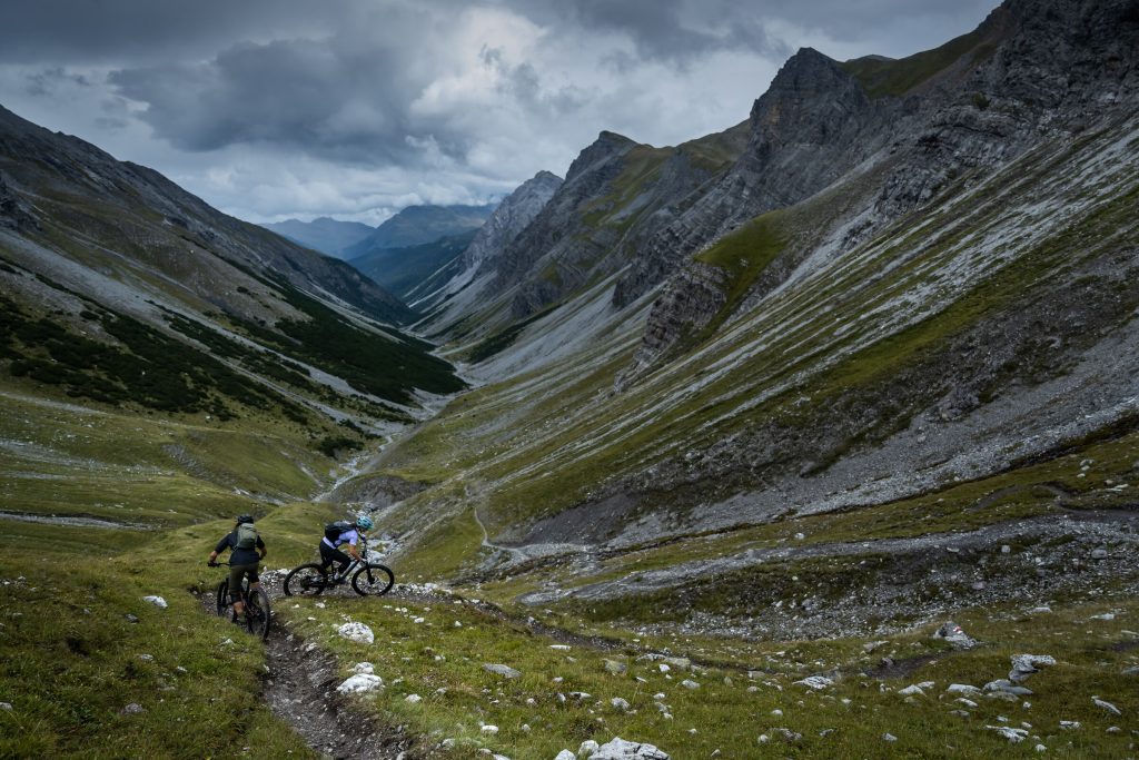 Grandiose Aussicht und anspruchsvolles Terrain satt gibt es auf dem Welschtobel, Furcletta Trail im Bike Kingdom (© Nathan Hughes)