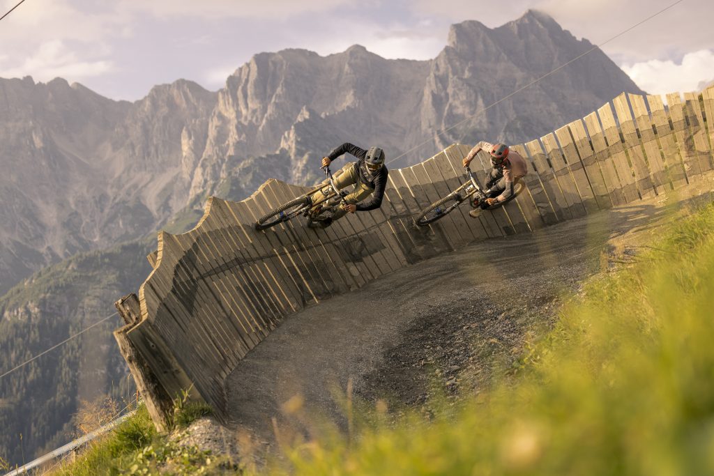 Warmes Herbstlicht und Traumkulisse - Mountainbiken im EPIC Bikepark Leogang (© Klemens König)